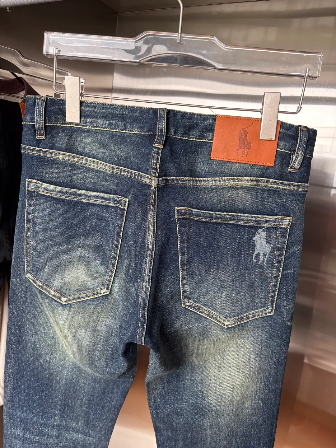 P240 A super stylish pair of jeans, customized original washed denim fabric, unique design, top-notch embroidered letter pattern logo, original hardware accessories decoration, an extremely outstanding pair of jeans, the materials and craftsmanship are extremely luxurious and exquisite, extremely high-grade, handsome and stylish upper body, recommended 👍, 005 code number: 29-38 but not 35; 37